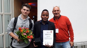 (von links nach rechts) Die glücklichen Gewinner: Kameramann und Co-Regisseur Marc Künker, Regisseur und Darsteller Friday Opabajo und Joris Van Dael (KIDSCAM) nach der Preisverleihung des rec-Berlin. © Young Dogs.